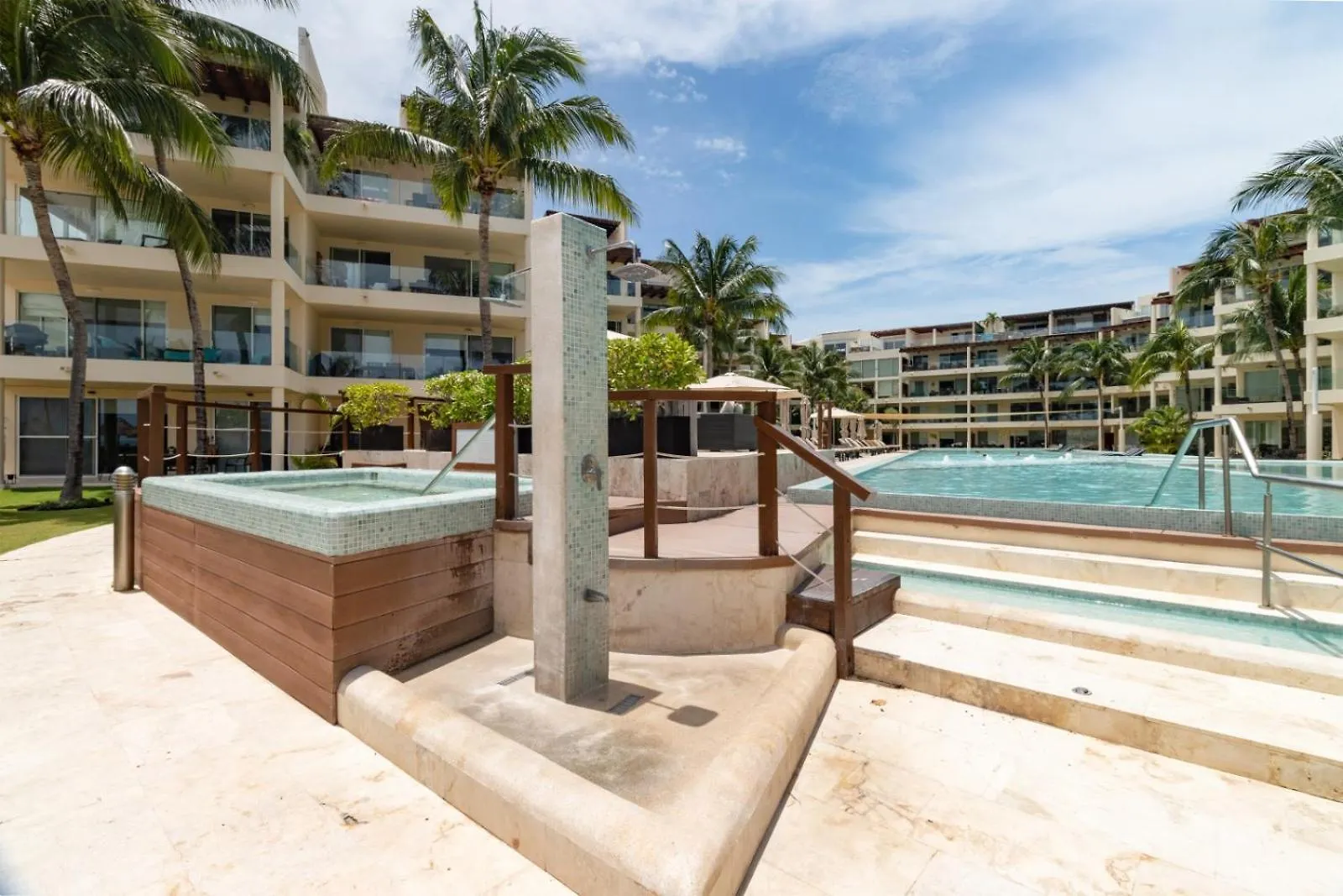 פלאייה דל כרמן The Elements Oceanfront & Beachside Condo Hotel מלון דירות