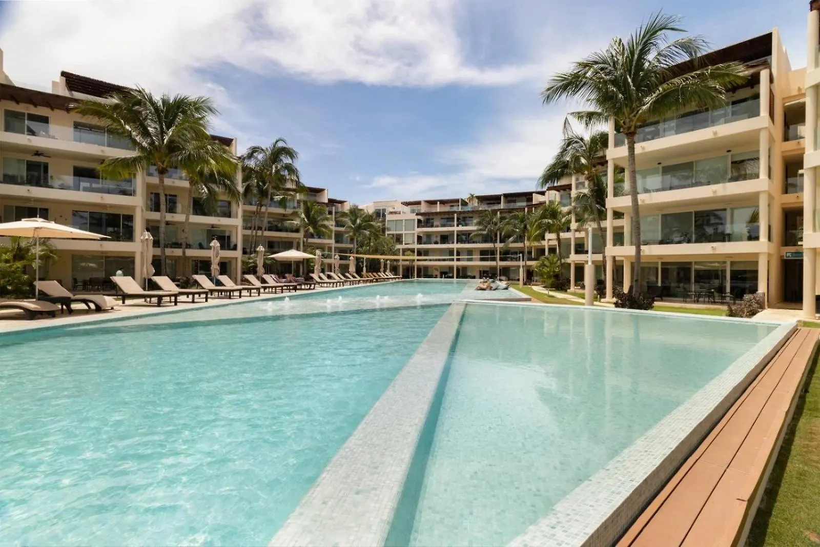 The Elements Oceanfront & Beachside Condo Hotel Плая-дель-Кармен 4*,
