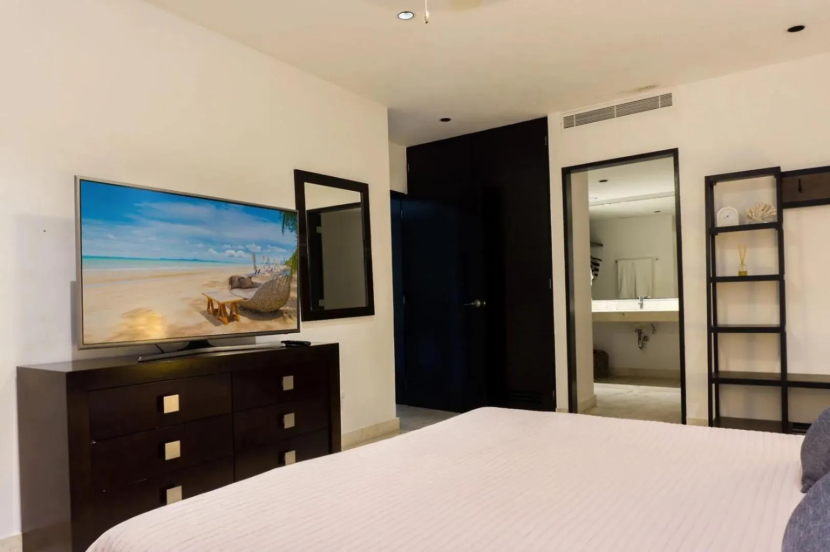 The Elements Oceanfront & Beachside Condo Hotel Плая-дель-Кармен 4*,