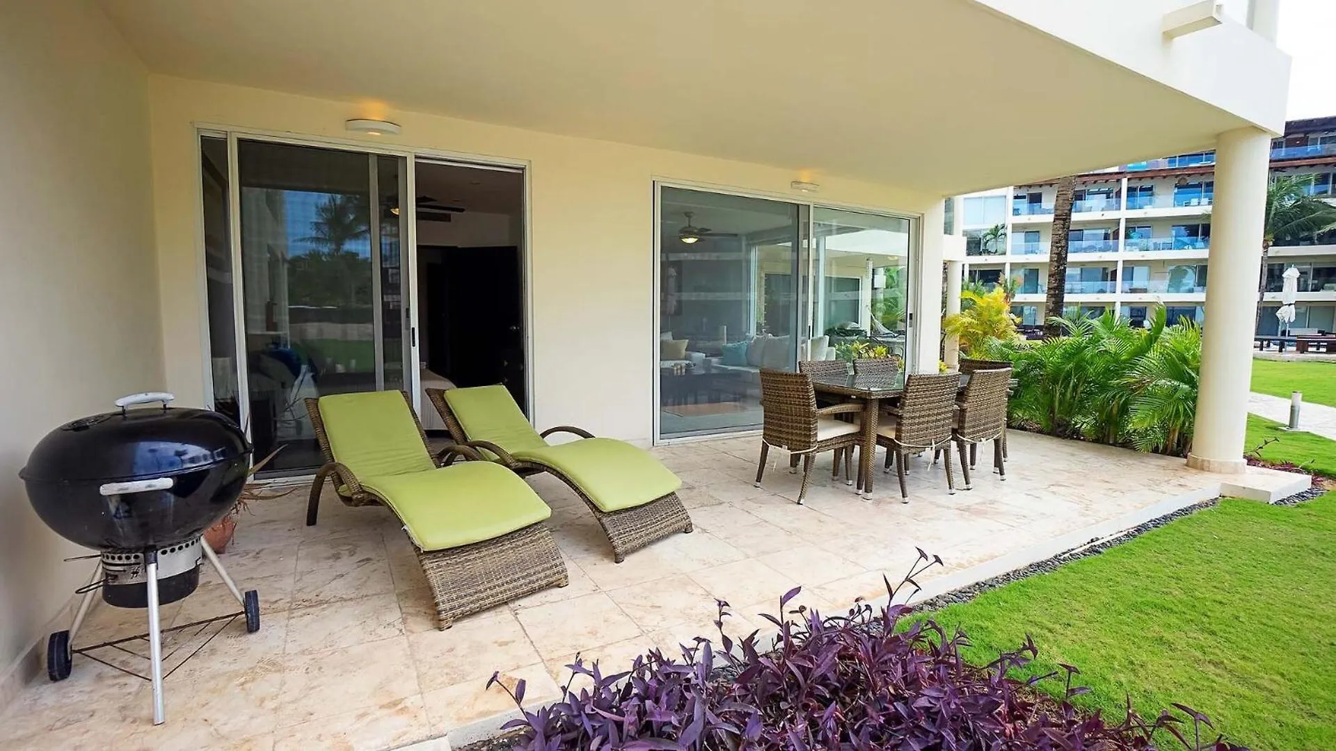 The Elements Oceanfront & Beachside Condo Hotel Плая-дель-Кармен 4*,