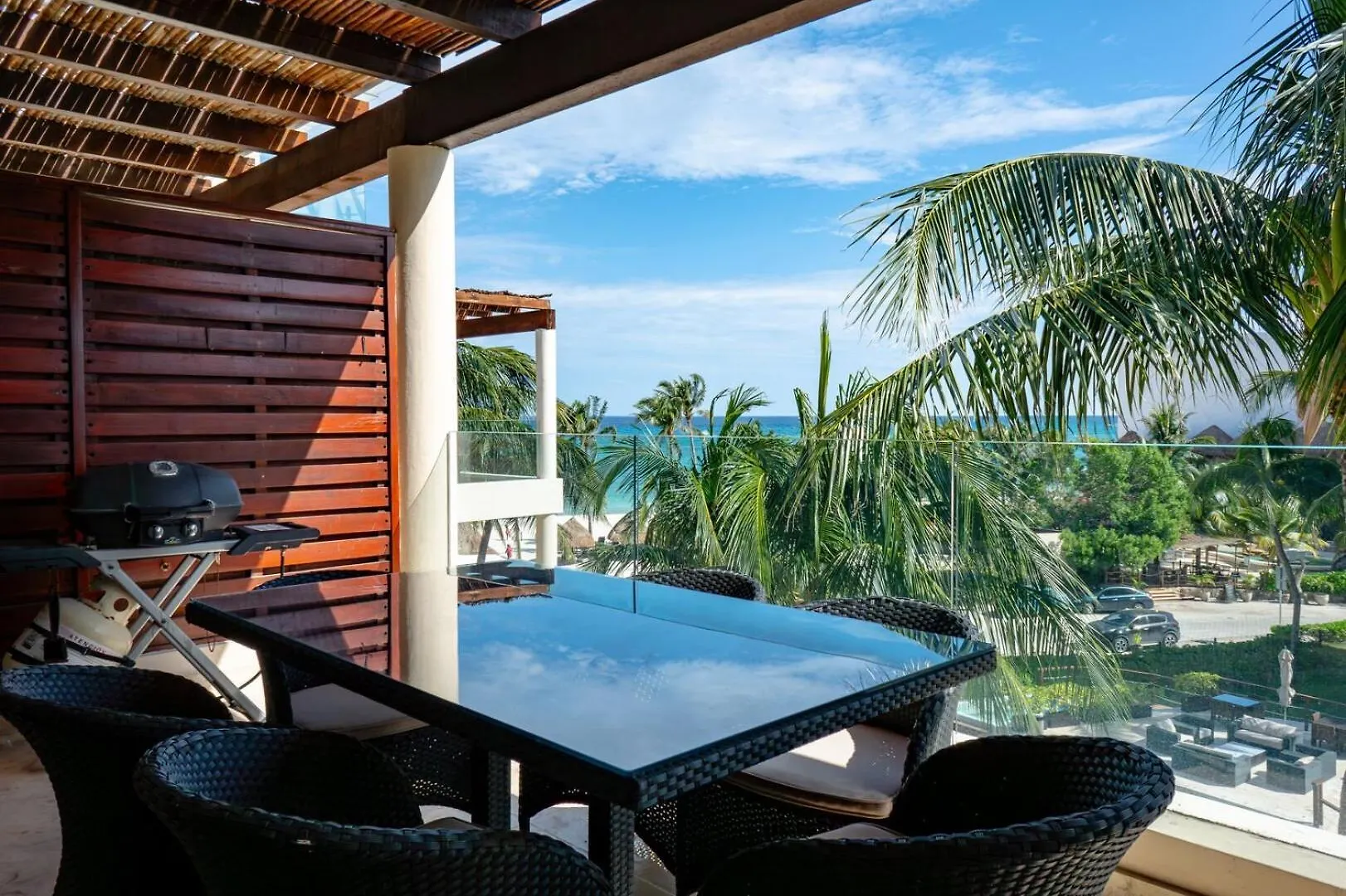 The Elements Oceanfront & Beachside Condo Hotel Плая-дель-Кармен
