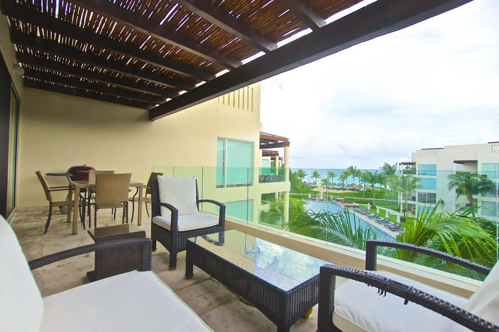 **** Апарт-отель The Elements Oceanfront & Beachside Condo Hotel Плая-дель-Кармен Мексика