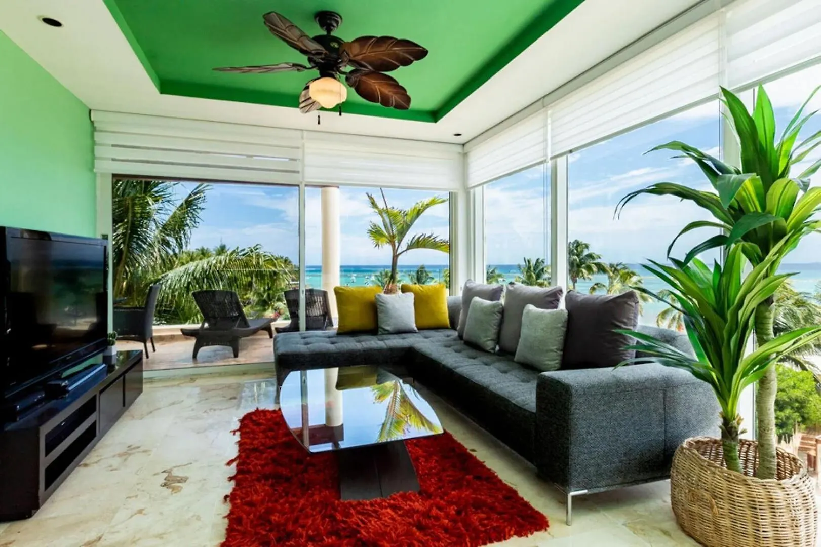 Апарт-отель The Elements Oceanfront & Beachside Condo Hotel Плая-дель-Кармен