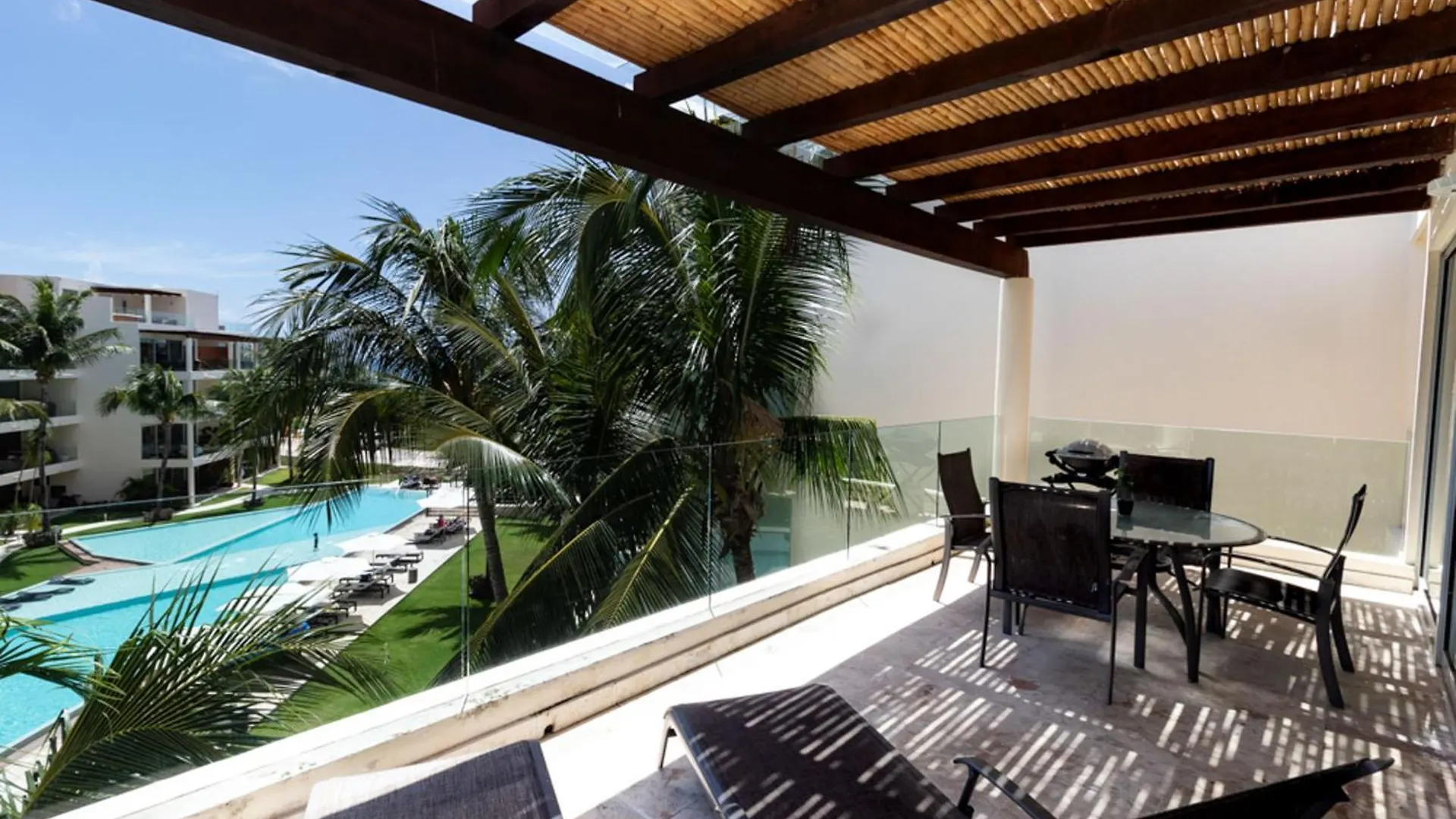 The Elements Oceanfront & Beachside Condo Hotel Плая-дель-Кармен 4*,