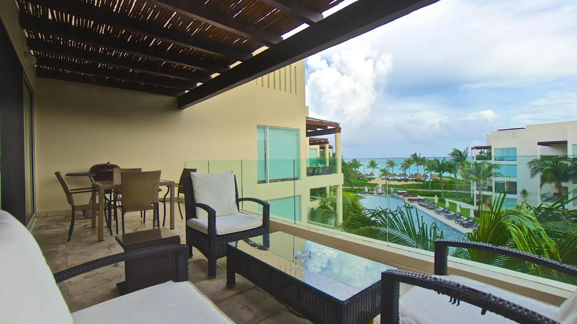 Апарт-отель The Elements Oceanfront & Beachside Condo Hotel Плая-дель-Кармен